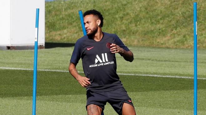 Neymar, durante un entrenamiento reciente (Foto: EFE).