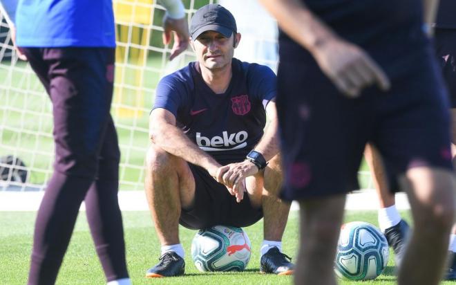 Ernesto Valverde, en un entrenamiento, no pudo evitar el viaje de Piqué (Foto: FCB).