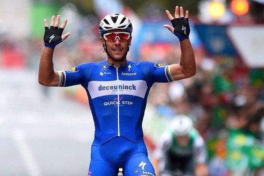 Philippe Gilbert alza los brazos en la Gran Vía de Bilbao (Foto: La Vuelta).