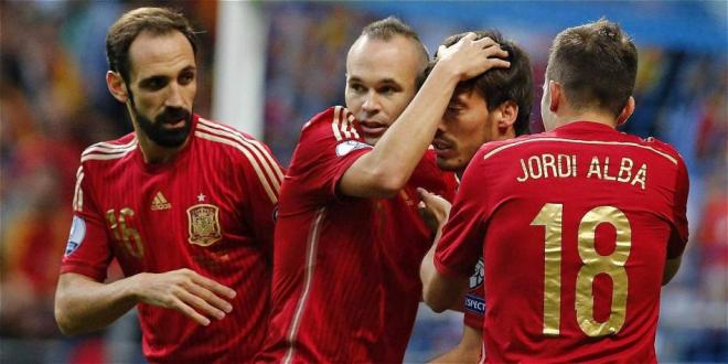 Iniesta y Silva celebran el gol del albaceteño en el España-Eslovaquia en el Tartiere (Foto: EFE).