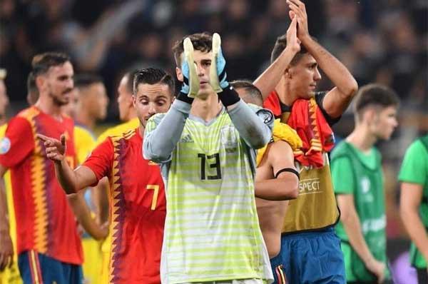 Kepa saluda a la afición de España tras el partido ante Rumanía.
