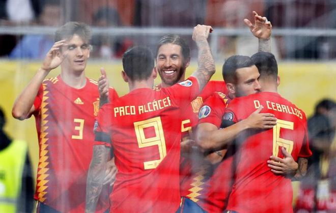Los jugadores de España celebran uno de los goles ante Rumanía.