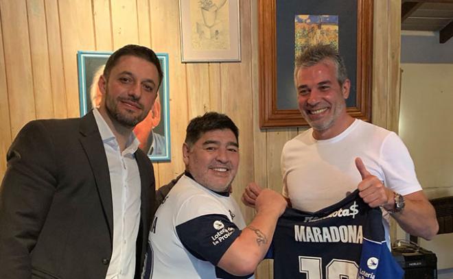 Maradona posa junto a su abogado y junto al presidente del Gimnasia y Esgrima La Plata.