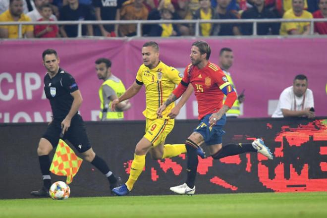 Ramos pugna por un balón con Puscas en el Rumanía - España.