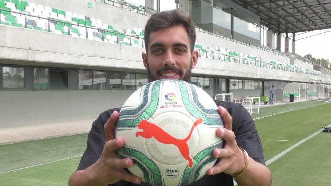 Borja Iglesias posa con un balón en la Ciudad Deportiva del Betis.