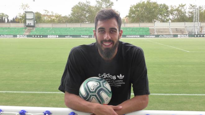 Borja Iglesias, en la ciudad deportiva del Betis (Foto: Kiko Hurtado).