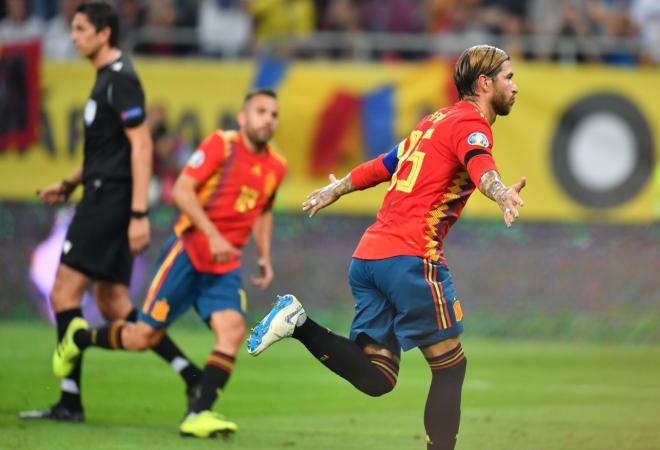Sergio Ramos celebra su gol ante Rumanía.
