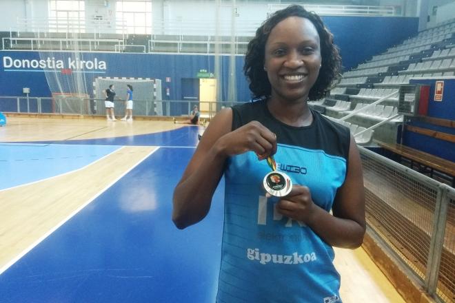 La jugadora del IDK Gipuzkoa Toch Sarr con la medalla de plata del Afrobasket (Foto: IDK).