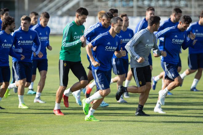 Miguel Linares entrena con el grupo en la ciudad deportiva del Real Zaragoza (Foto: Daniel Marzo).