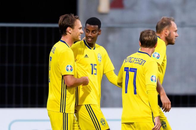 Alexander Isak, delantero de la Real, anotó dos goles con Suecia.