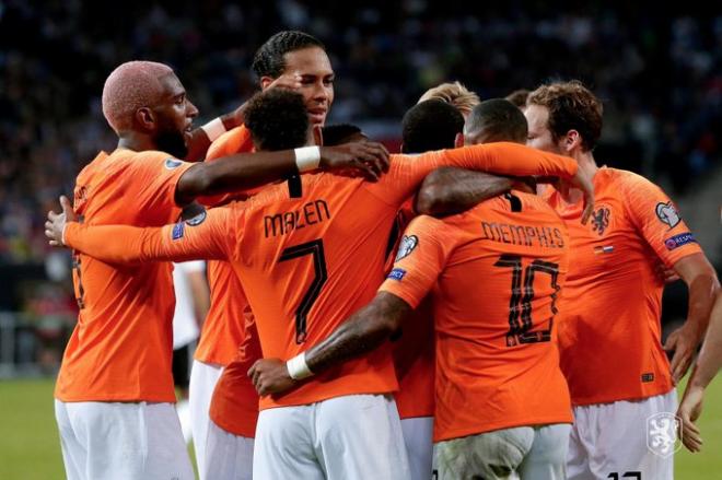 Los jugadores de Holanda celebran uno de los goles.