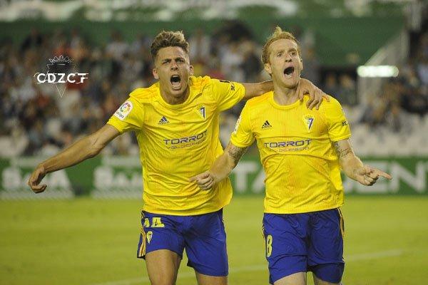 Iván Alejo y Álex Fernández celebran el segundo de los goles del Cádiz al Racing en el minuto 100 (Foto: CCF).