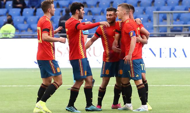 Los jugadores de la selección española sub 21 celebran el gol de Dani Olmo ante Kazajistán.