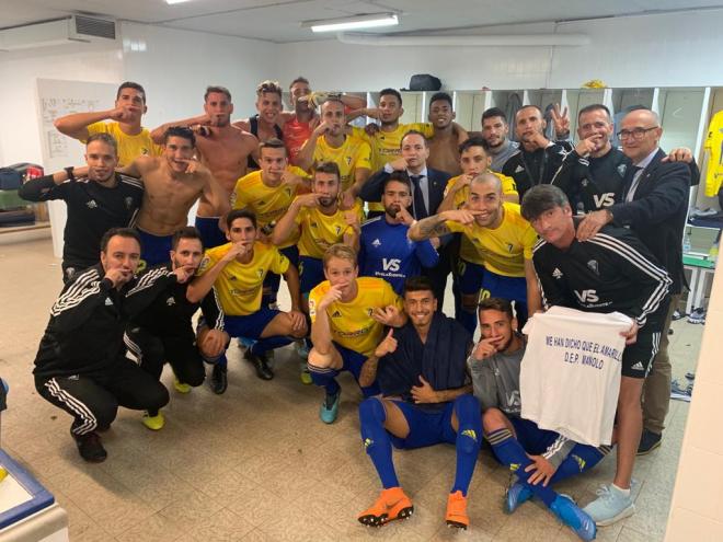 La plantilla del Cádiz tras la victoria en El Sardinero (Foto: CCF).