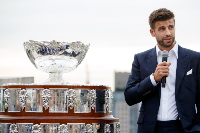 Piqué posa junto a la Copa Davis.