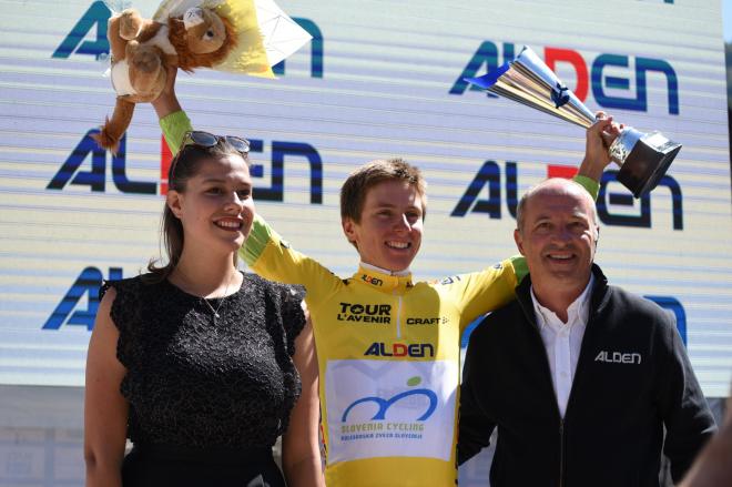 Pogacar, ganador del Tour de Francia, celebra su victoria en una etapa en La Vuelta.