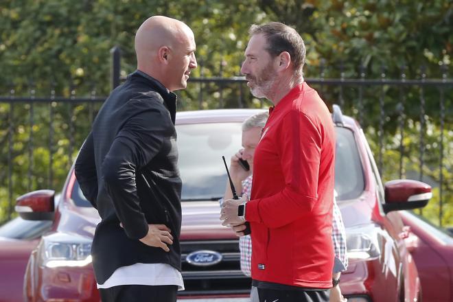 Falo Castro charla con Luis Rubiales en la llegada de la selección española a Mareo (Foto: Luis Manso).