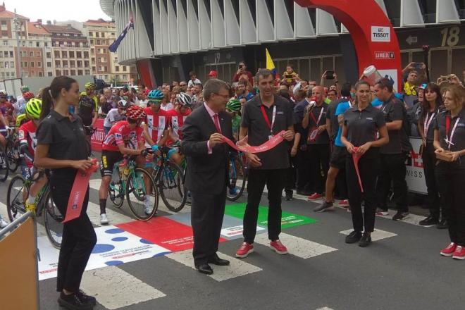 El alcalde de Bilbao, Juan Mari Aburto, en la salida de la 13ª etapa de la Vuelta.