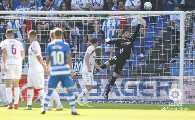 Ager Aketxe mira cómo su disparo topa con el larguero durante el Deportivo-Albacete (Foto: LaLiga).