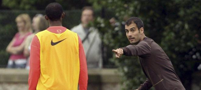 Pep Guardiola y Samuel Eto'o en un entrenamiento (Foto: EFE).