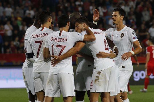 Guedes celebra un gol con Portugal