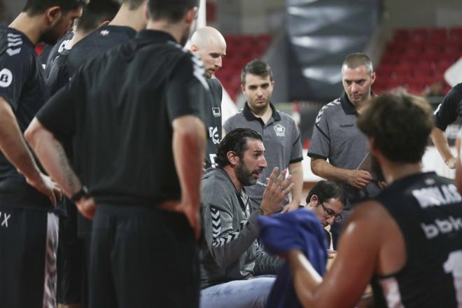 Alex Mumbrú da instrucciones a sus jugadores en un tiempo muerto (Foto: Bilbao Basket).