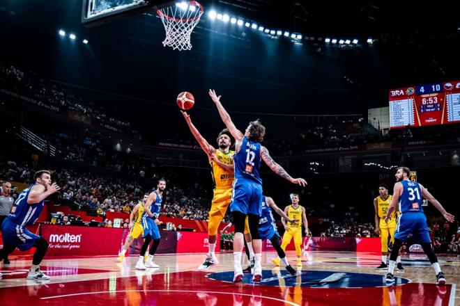 Balvin trata de frenar la entrada de Varejao (Foto: FIBA).