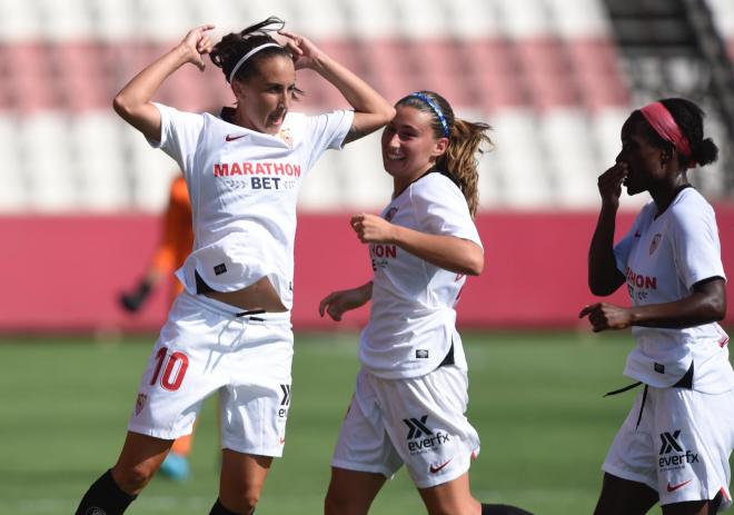 Virgy celebra su gol en el Sevilla Femenino - UD Granadilla Tenerife (Foto: Kiko Hurtado).