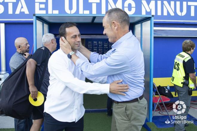 Víctor Fernández saluda a Fran Fernández antes del inicio del Alcorcón-Real Zaragoza (Foto: LaLiga).