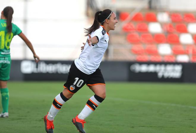 Mari Paz Vilas celebra un gol en el debut de Irene Ferreras (Foto: Valencia CF)
