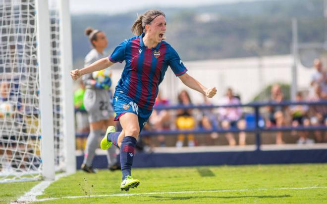 Eva Navarro celebra un gol.