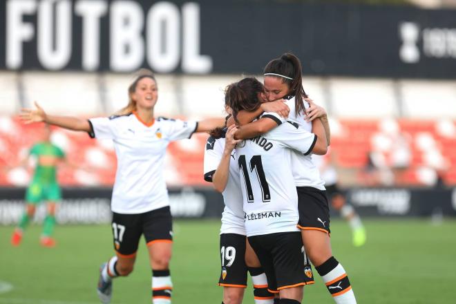 Mari Paz Vilas celebra un gol con el Valencia CF Femenino (Foto: Valencia CF)
