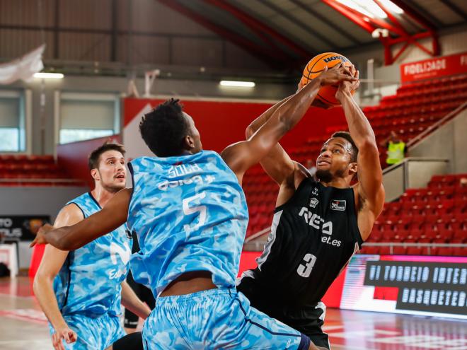 Jaylon Brown intenta el lanzamiento a canasta ante Adams Sola (Foto: Bilbao Basket).