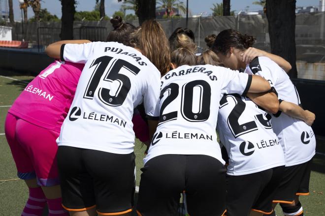 La plantilla del Valencia CF Femenino en un partido de pretemporada (Foto: Valencia CF)