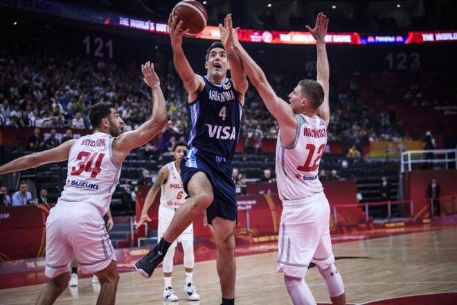Waczynski defiende a Scola (Foto: FIBA).