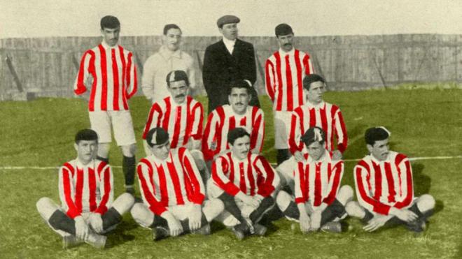 Imagen, coloreada, del primer partido del Athletic con una camiseta rojiblanca (Foto: Archivo Athletic Club Museo).