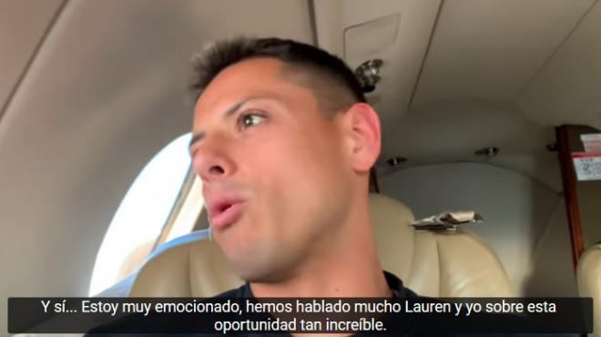 Chicharito, en su Vlog, desde el avión que le llevó a Sevilla.