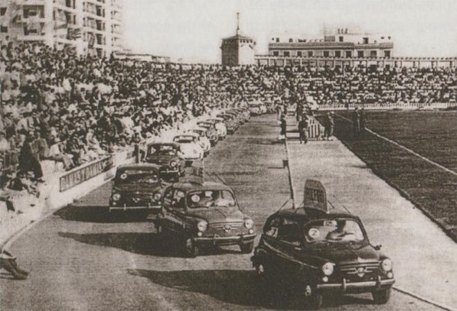 Imagen de los Seat 600 que circulaban por las pistas de atletismo del viejo Colombino (Foto: Antonio La O).