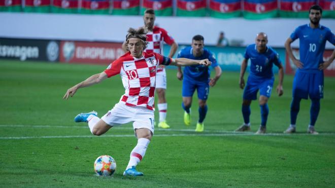 Modric lanza una pena máxima (Foto: @HNS_CFF).