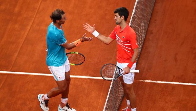 Rafa Nadal y Novak Djokovic se saludan en Roma en 2019.