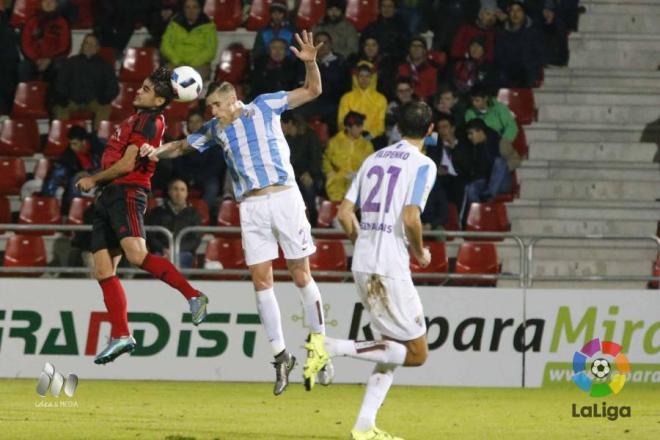 Raúl Albentosa, despejando un balón en un Mirandés-Málaga de Copa (Foto: LaLiga).