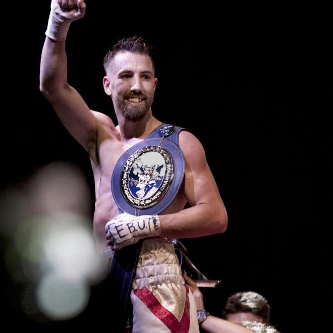 El campeón de Europa de boxeo profesional Sandor Martín con su cinturón.