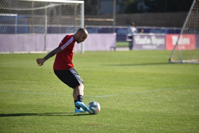 Sandro Ramírez golpea la pelota en un entrenamiento (Foto: Real Valladolid).