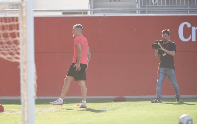 Lucas Ocampos trabaja en solitario en la Ciudad Deportiva del Sevilla (Foto: Kiko Hurtado).