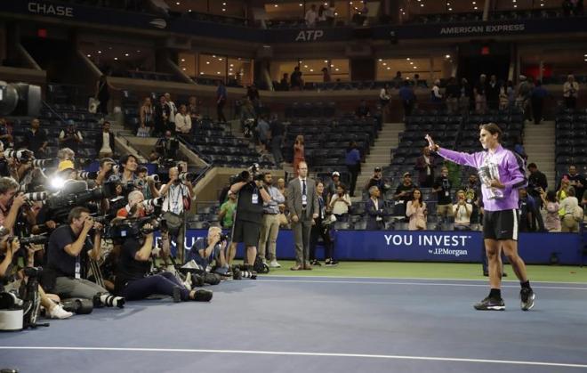 Rafa Nadal saluda a los medios tras ganar el US Open 2019.
