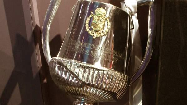 La Copa del Rey rota tras caérsele a Sergio Ramos se exhibe en el Museo de la RFEF (Foto: EFE).