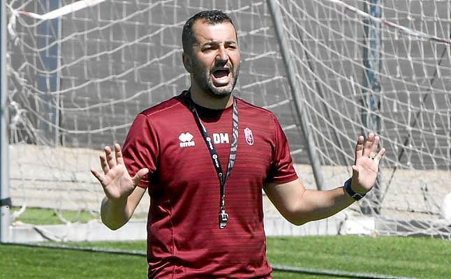 Diego Martínez da instrucciones con el Granada CF, rival en Copa del Athletic Club.