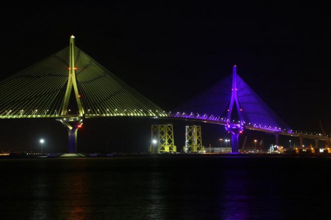 El Puente de la Constitución, iluminado con los colores del Cádiz (Foto: CCF).