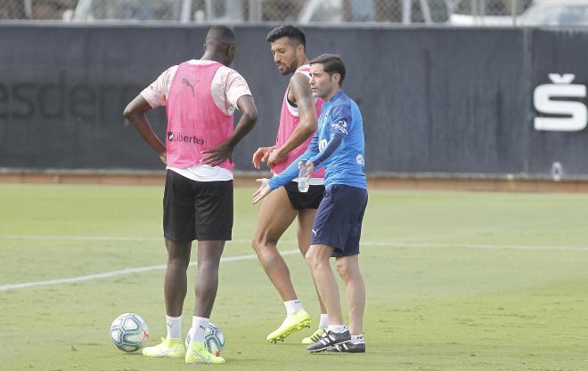Marcelino da instrucciones en un entrenamiento del Valencia CF en el que Coquelin fue la gran novedad (Foto: David González)
