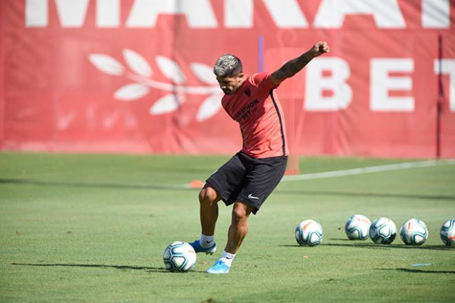 Éver Banega, en un entrenamiento con el Sevilla. (Foto: Kiko Hurtado).